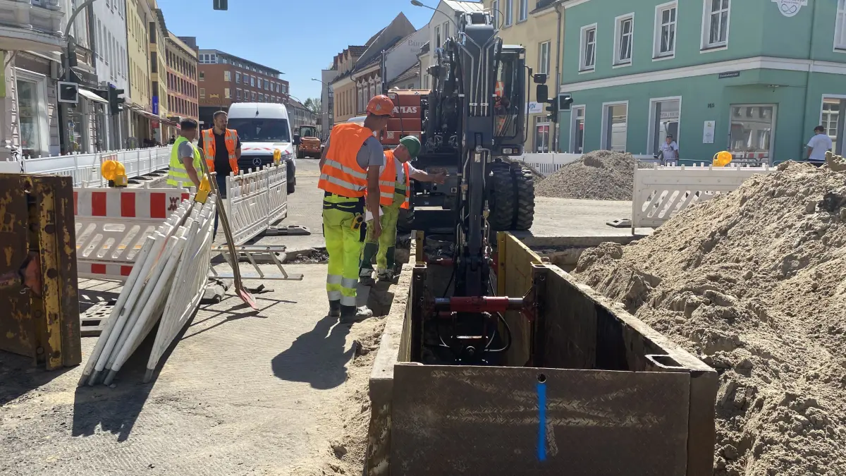 Die Baugrube auf dem Platz am Stern in Fürstenwalde: Hier ist in 3,60 Meter Tiefe ein Riss in einer Abwasserleitung. Das bringt Verzug bei der Straßensanierung im Zentrum der Spreestadt.