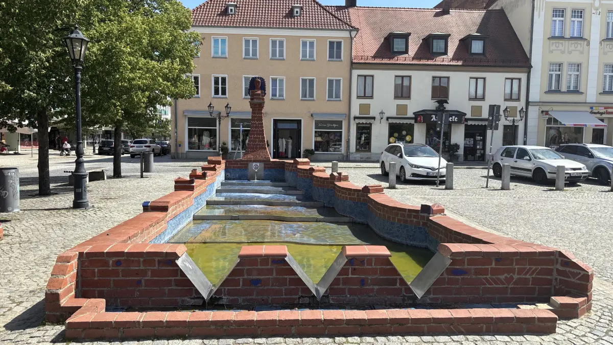 Die Spreefrau auf dem Beeskower Markt war noch Anfang der Woche fast versiegt. Der Brunnenboden von Alten bedeckt.