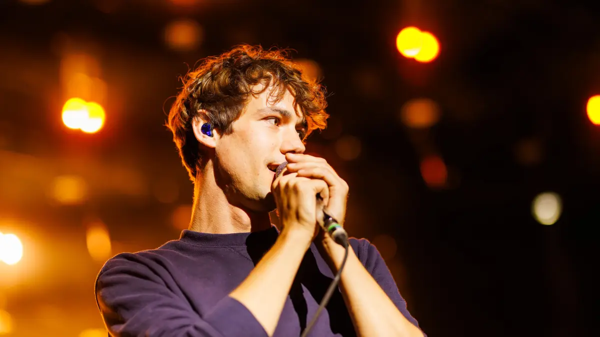 Frontmann Henning May, Sänger und Ukulele-Spieler der Band AnnenMayKantereit, singt auf dem Southside Festival. Insgesamt werden rund 60.000 Besucher erwartet. Das Festival zählt zu den größten deutschen Open-Air-Festivals. +++ dpa-Bildfunk +++