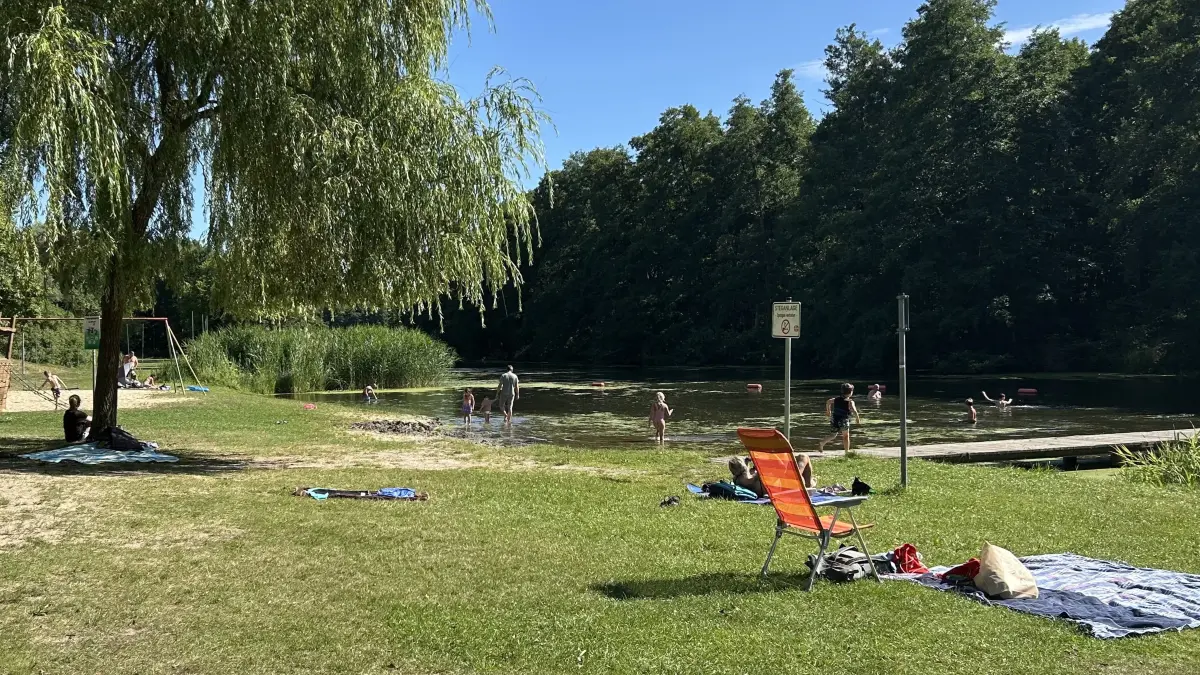 Die Badestelle in Berkenbrück bietet viel für Kinder und Familien. Warum Besucher das Baden in der Spree schätzen.