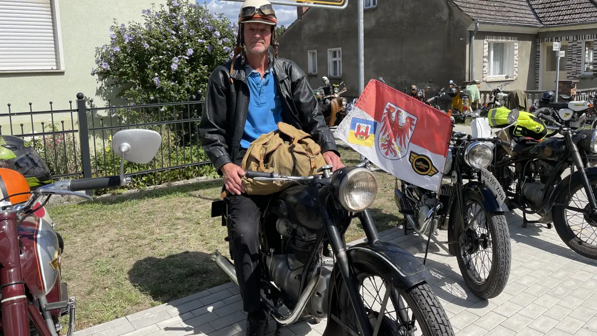 Michael Neumann fährt eine AWO. Woher hat er das DDR-Motorrad und was kann es heute noch leisten?