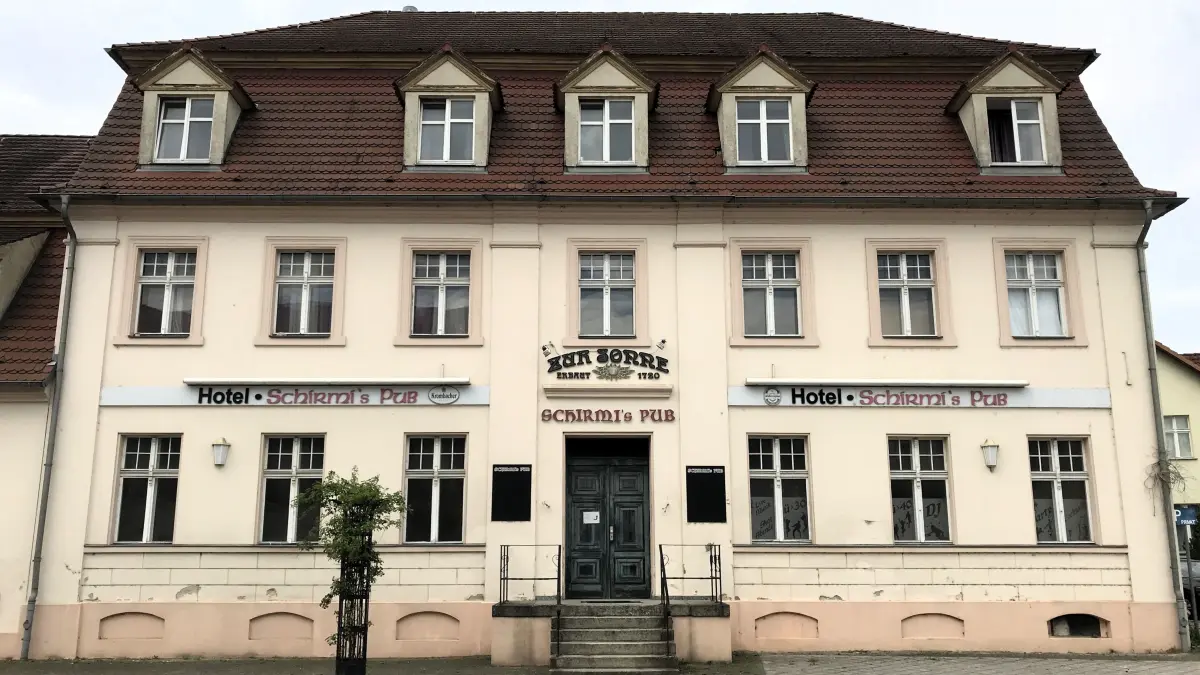Müllrose. Ehemaliges Hotel "Zur Sonne" in der Frankfurter Straße. Das Hotel gehört dem Frankfurter Gastronomen Rame Hebibi und sollte zwangsversteigert werden. Die Zwangsversteigerung ist aufgehoben worden. 07.08.2026 Foto: Frank Groneberg