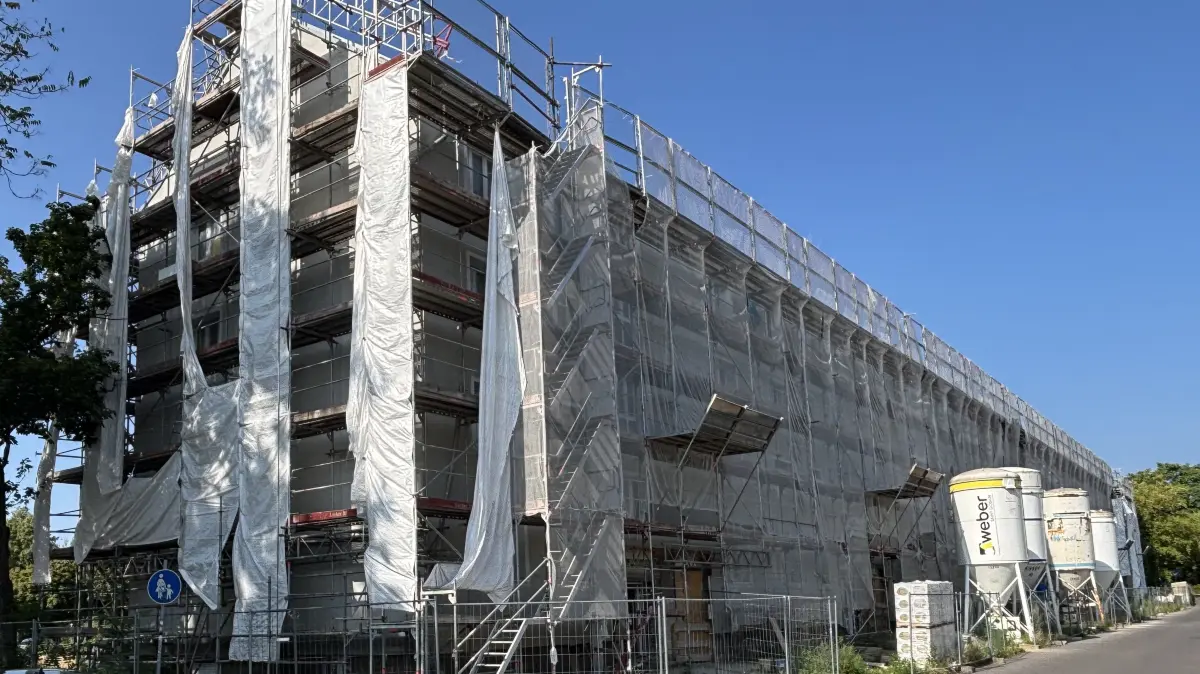 Im Friedensweg in Eisenhüttenstadt findet die Kernsanierung eines Wohnblocks statt. Was ist das Besondere?