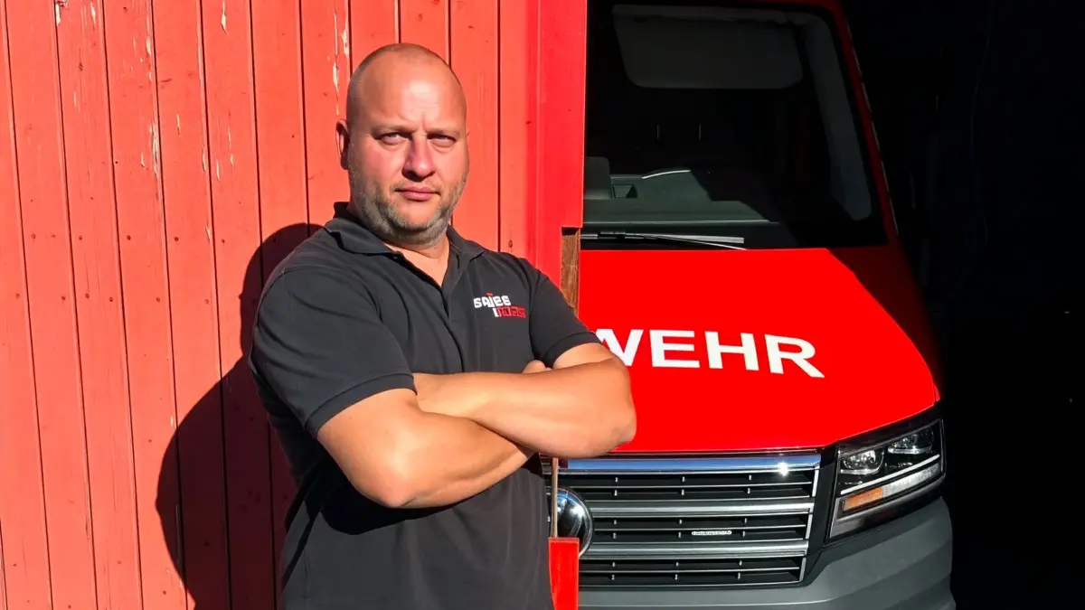 Christian Schmäke-Seidel vor dem Feuerwehrgerätehaus in Münchehofe. Er hatte entscheidenden Anteil daran, dass die Einbrecher von der Polizei gefasst werden konnten.