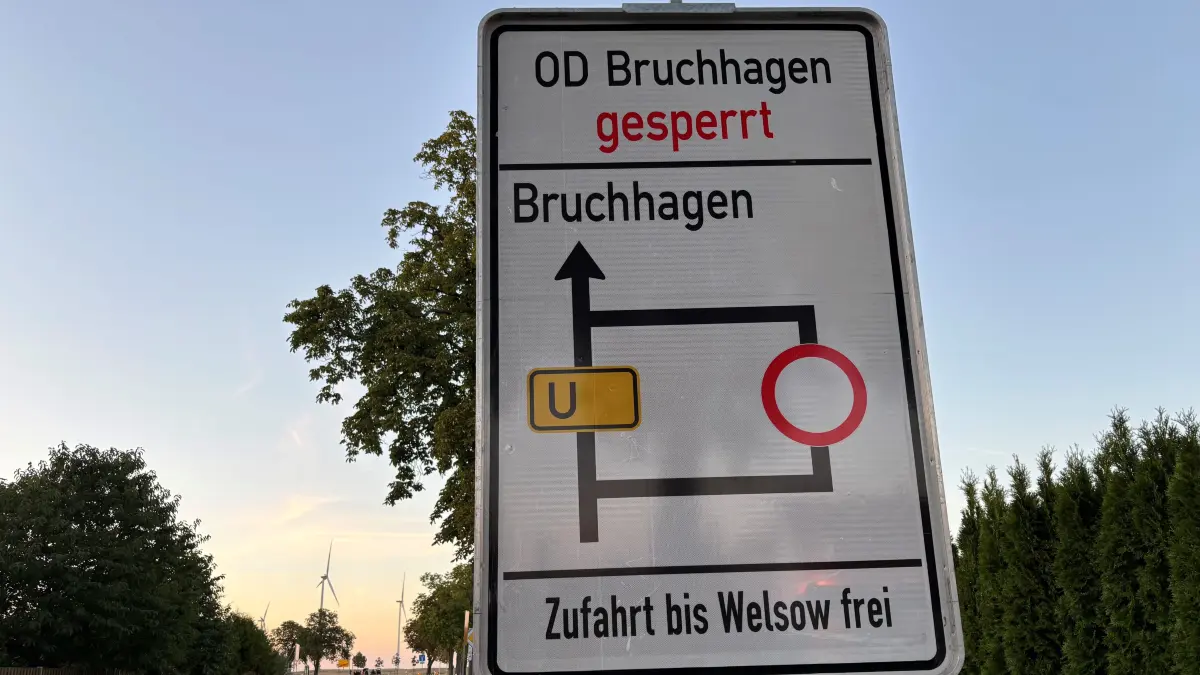 Vollsperrung in Angermünde: Ab dem 17. August 2026 ist die Kreisstraße 7305 in der Ortsdurchfahrt im Ortsteil Bruchhagen voll gesperrt. Die Straße wird saniert. Autofahrer müssen eine Umleitung fahren.