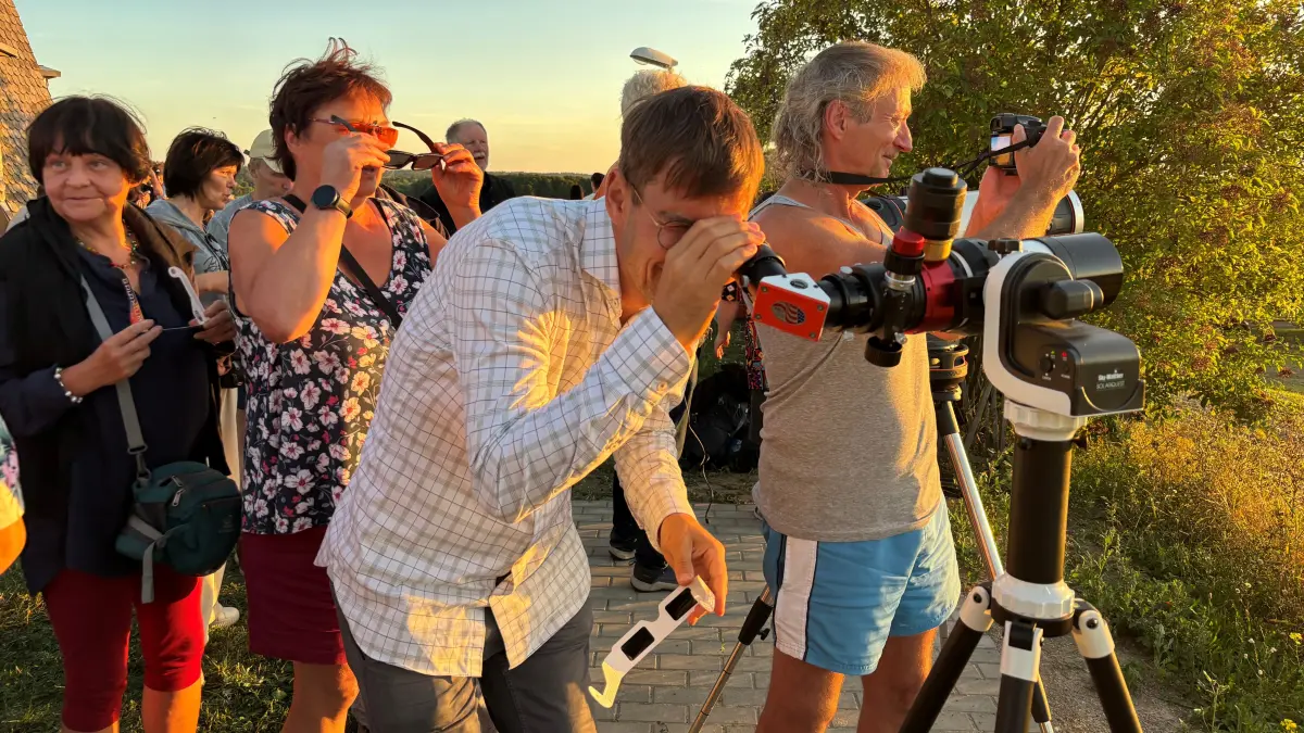 Sonnenfinsternis in Angermünde: Die Sternwarte Greiffenberg machte aus der Natursensation ein großes Familien-Event. Auf dem Mühlenberg konnten Besucher spektakuläre Blicke auf die Sonne durch das neue Sonnenteleskop erleben.