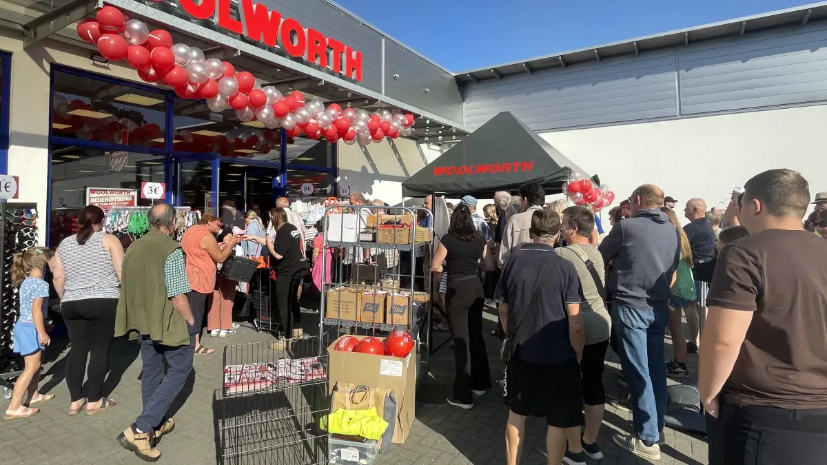 Kundenansturm zur Eröffnung in Seelow. Am 13. August hat die Discountkette Woolworth, die es seit 100 Jahren in Deutschland gibt, am Stadtrand eine Filiale eröffnet.