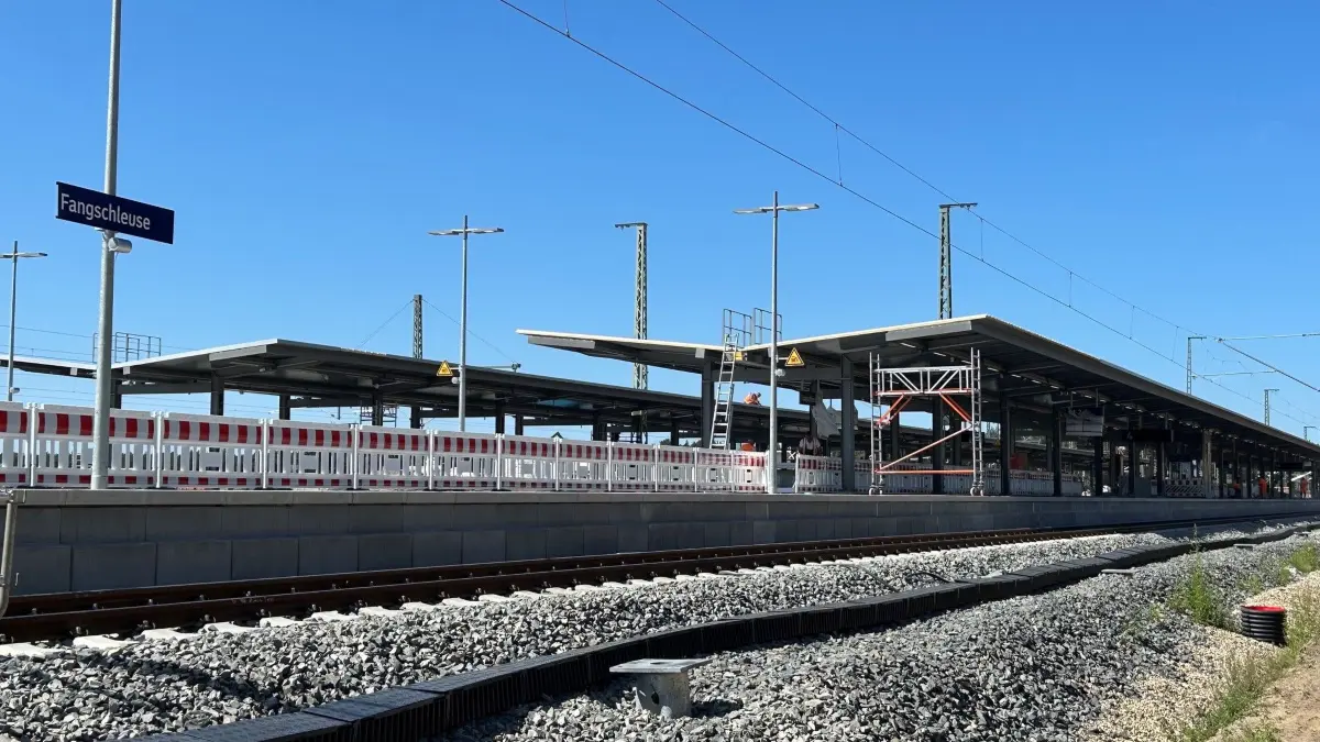 Die Eröffnung des neuen Bahnhof Fangschleuse an der Tesla Gigafactory Berlin-Brandenburg in Grünheide soll am 15. August 2026 erfolgen. Im Bild: Die 4 Bahnsteige von der Nordseite aus (aufgenommen am 12.8.))