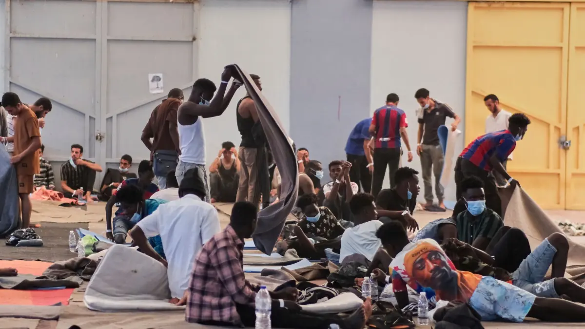 Migranten in Griechenland: ARCHIV - 19.08.2025, Griechenland, Agia: Migranten in der provisorischen Unterkunft im Dorf Agia in der Nähe der Stadt Chania auf der Insel Kreta. (zu dpa: «Hunderte Migranten binnen zwei Tagen vor Kreta gerettet») Foto: Giannis Angelakis/AP/dpa +++ dpa-Bildfunk +++