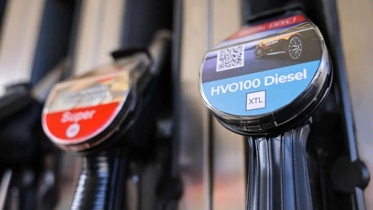 Eine Zapfsäule für HVO100-Diesel. Der alternative Kraftstoff wird immer beliebter. Doch das Angebot ist in Brandenburg noch begrenzt und die Preise sind zuletzt gestiegen. Das kritisiert nun ein Verband.