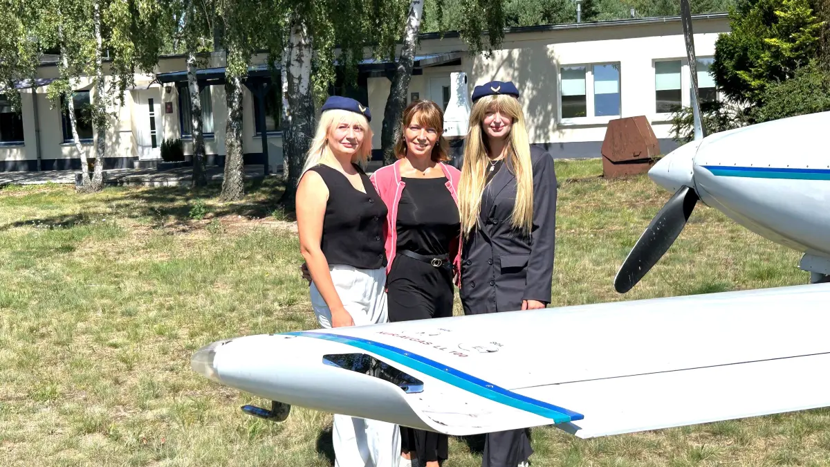 Angebot zum Abheben: In Eberswalde arbeiten die Servicekräfte Ksenia (l.) und Arina (r.) ebenso wie Inhaberin Elena Klug daran, dass sich die Flug- und Schlafgäste wohlfühlen. Im Hintergrund ist die neu hergerichtete Übernachtungsmöglichkeit Boutique Stay" zu erkennen. Was es damit auf sich hat.