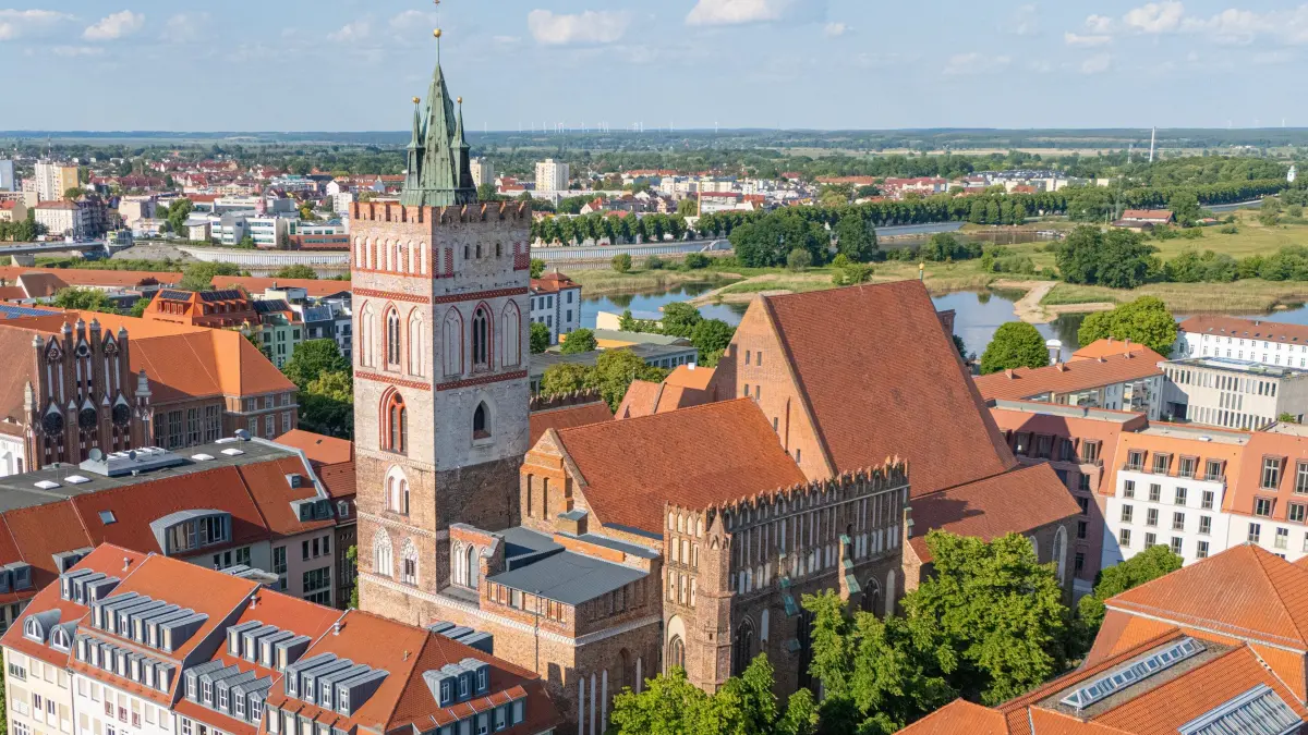 Die Frankfurter Marienkirche aus der Luft
