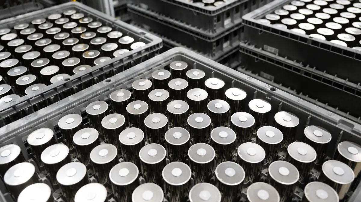 Kisten mit Batteriezellen stehen in der Tesla Gigafactory Berlin-Brandenburg an der Station, ab der die Zellen in die Produktion für die Batteriemodule und -packs gebracht werden. (zu dpa: «Tesla rechnet mit Produktionssteigerung in deutschem Werk») +++ dpa-Bildfunk +++