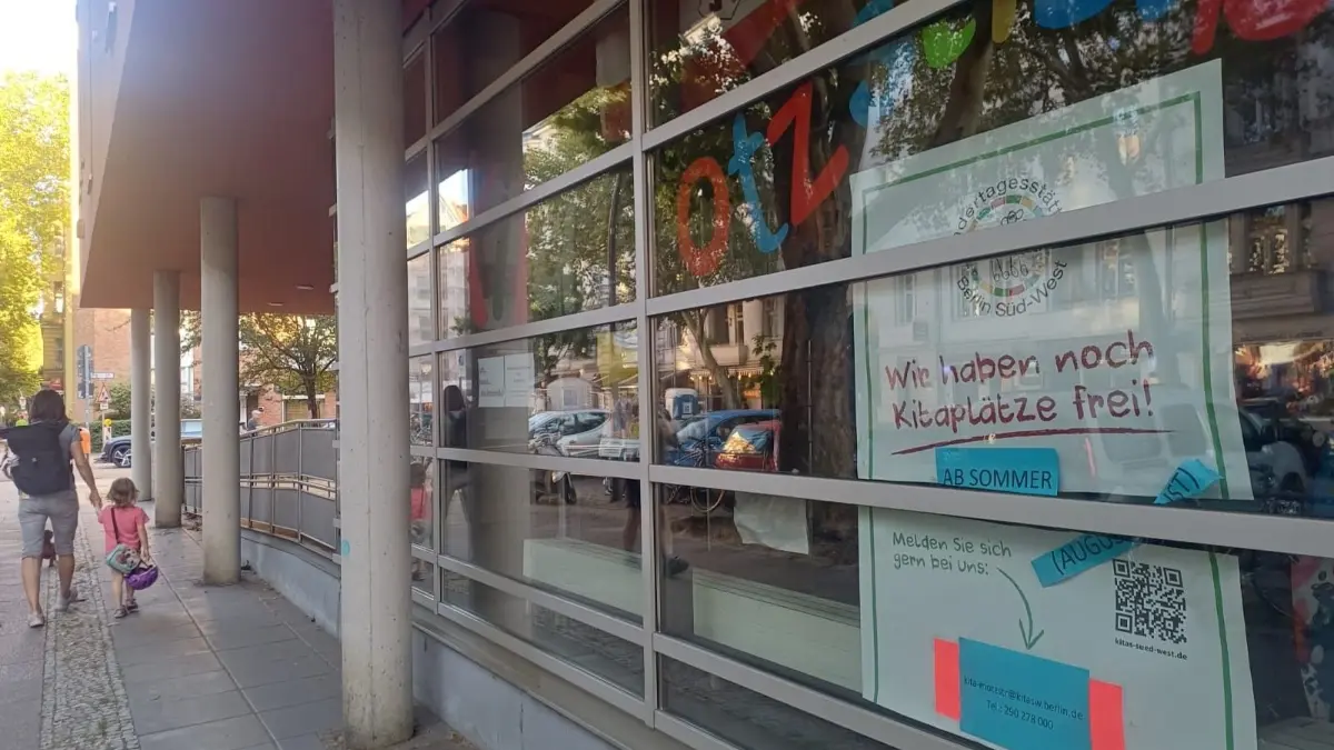 Während Eltern noch vor wenigen Jahren um einen zeitnahen Kita-Platz in Berlin bangen mussten, melden nun immer mehr Einrichtungen freie Kapazitäten.
