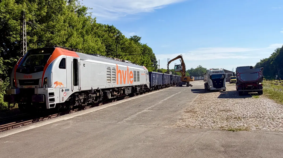 Ein Güterzug der Havelländischen Eisenbahn (HVLE) im Bahnhof Müncheberg: Das angelieferte Schüttgut wird auf Lkw umgeladen und zu Baustellen in der Region weitertransportiert.