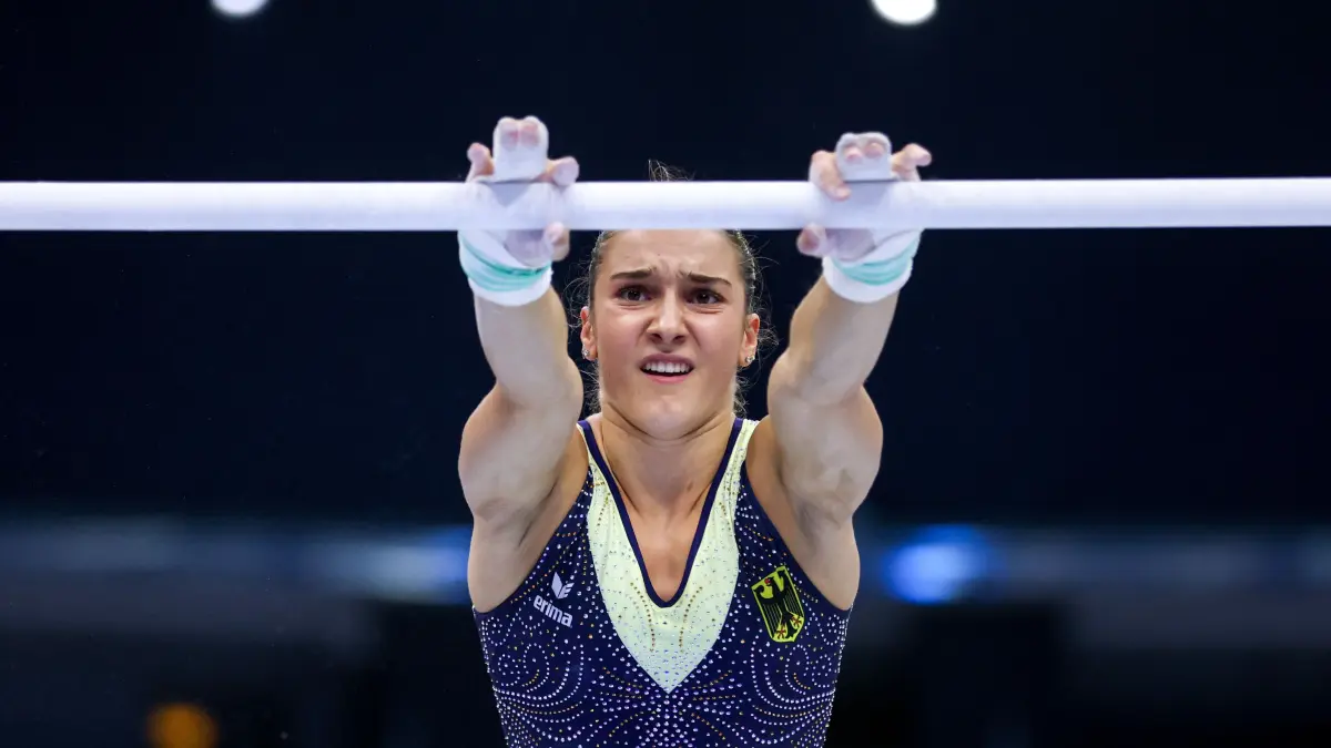 Die deutsche Turnerin Helen Kevric turnt beim Media Day vor den Europameisterschaften im Kunstturnen in der Arena Zagreb am Stufenbarren.