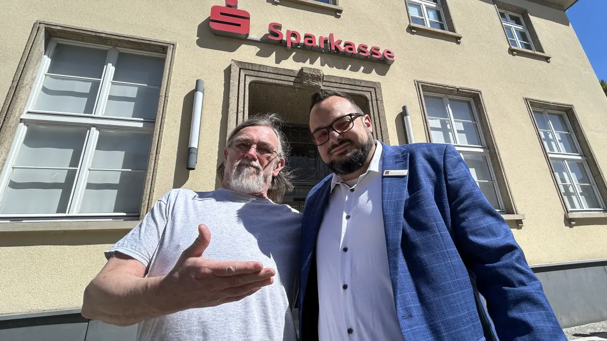 Jerry Gordon (l.) aus Neuruppin verdankt Roy Komarowski von der Sparkasse OPR sein Leben. Der Ersthelfer wusste, was bei seinem Herzstillstand zu tun war.