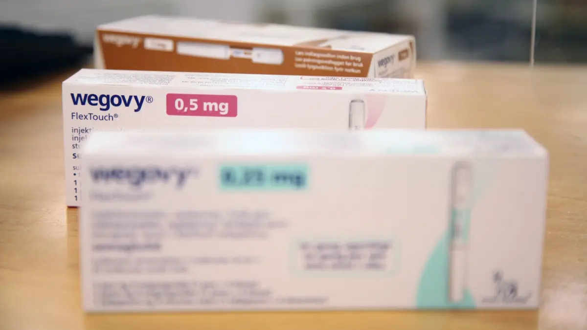 Abnehmtablette kommt in deutsche Apotheken - Ein Überblick: ARCHIV - 28.06.2023, Dänemark, Kopenhagen: Verschiedene Packungen des Abnehmmittels «Wegovy» des Pharmakonzerns Novo Nordisk liegen in einer dänischen Apotheke auf dem Verkaufstresen. (zu dpa: «Abnehmtablette kommt in deutsche Apotheken - Ein Überblick») Foto: Steffen Trumpf/dpa +++ dpa-Bildfunk +++