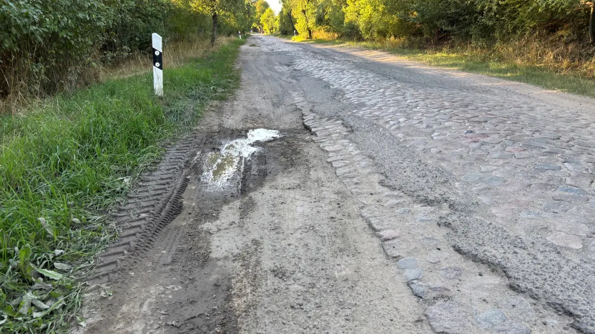 Die Ortsverbindung zwischen Welsow und Bruchhagen, Ortsteile von Angermünde, ist seit Jahrzehnten in einem katastrophalen Zustand. Es ist eine Kreisstraße. Der Landkreis Uckermark saniert, aber nicht alles.