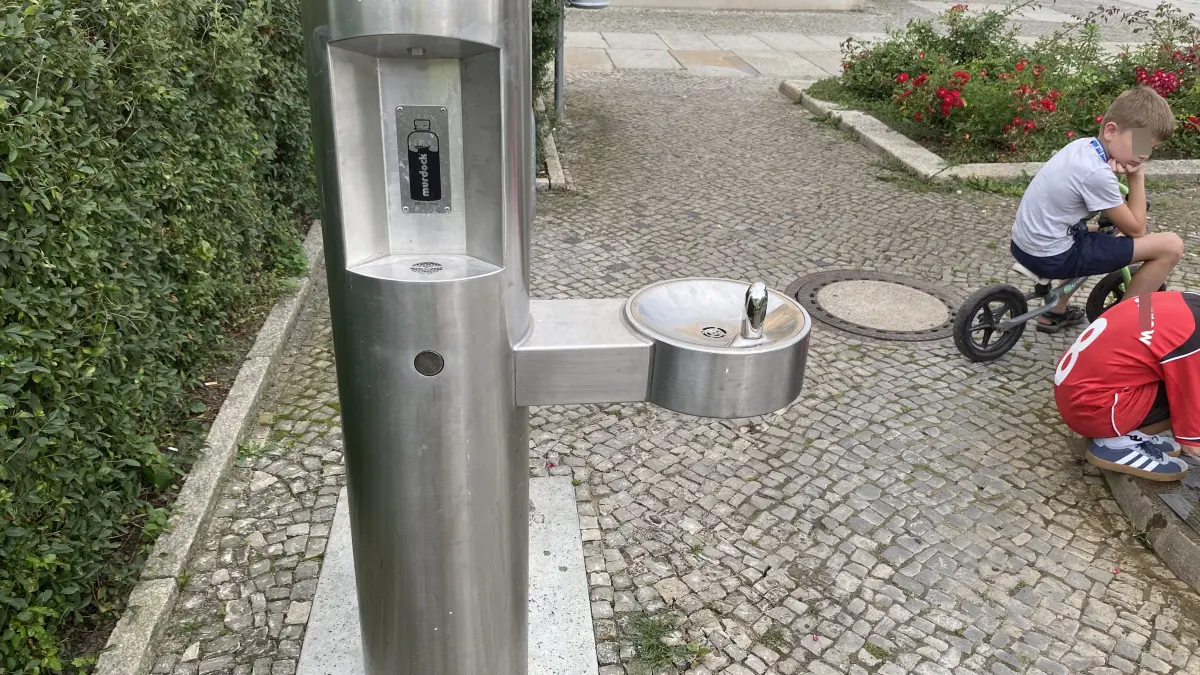 Der Trinkwasserbrunnen in der Mühlenstraße in Fürstenwalde gibt immer noch kein Wasser ab.