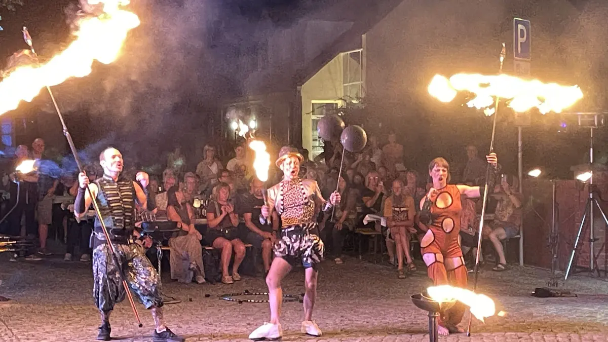 Faszinierende Jonglage und Artistik bei der 25. Kultursommernacht in Seelow: Die Gruppe "Die Flugträumer" war bislang zu jedem Sommernachts-Kulturjubiläum in Seelow dabei.
