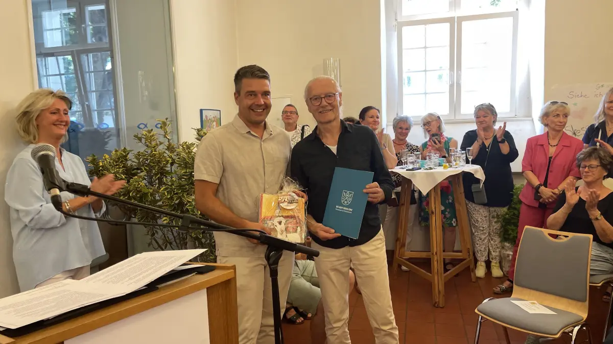 Geehrt: Bürgermeister Robert Nitz zeichnet Norbert Berwald mit der Ehrenurkunde der Stadt aus.