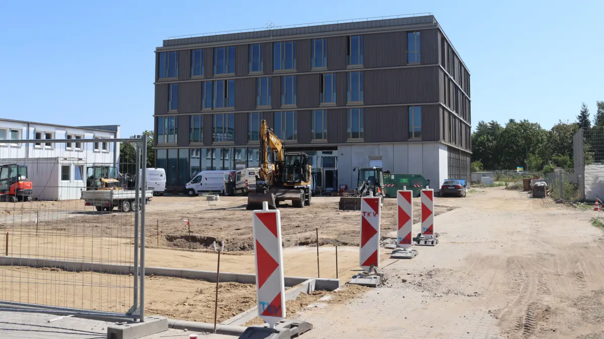 Neubau auf dem STIC-Gelände in Strausberg: Auf der Baustelle geht es mit großen Schritten voran. Was dort genau entsteht und wann es fertig sein soll.
