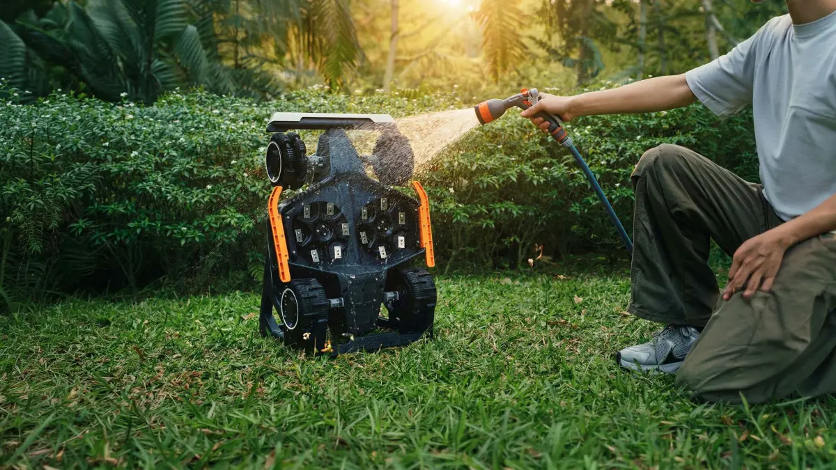 LUBA 3 AWD. Service leicht gemacht. Der Mäher kann problemlos mit dem Gartenschlauch gereinigt werden.