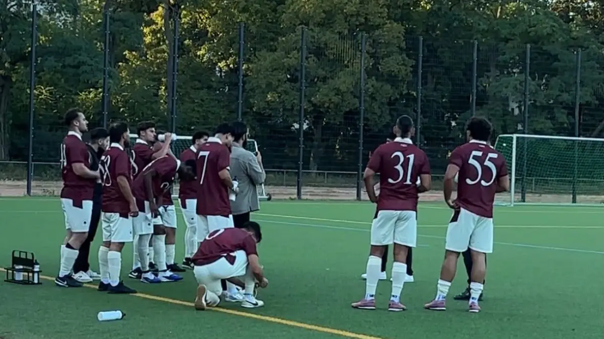 Der Rosenthal FC wurde von den Influencern Abdussamed Ünal (Abdu) und Oguzhan Metin (Oggi) gegründet. Schon bald könnte ein Spiel gegen Delay Sports anstehen.