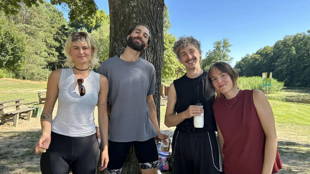 Kris, Leander, Tim und Elena (v.l.) sind aus unterschiedlichen Gründen bei der Fahrradtour dabei. Was alle schätzen: die schöne Strecke, das entspannte Tempo und die Möglichkeit, Festival-Besucher kennenzulernen.