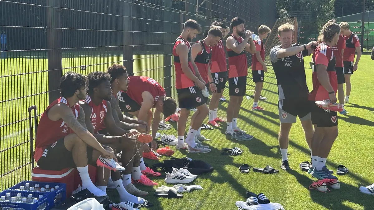 Energie Cottbus trainiert am Freitagmittag in Vorbereitung auf das Spiel gegen Arminia Bielefeld. Am Vortag verletzte sich Topstürmer Erik Engelhardt und musste das Training abbrechen.