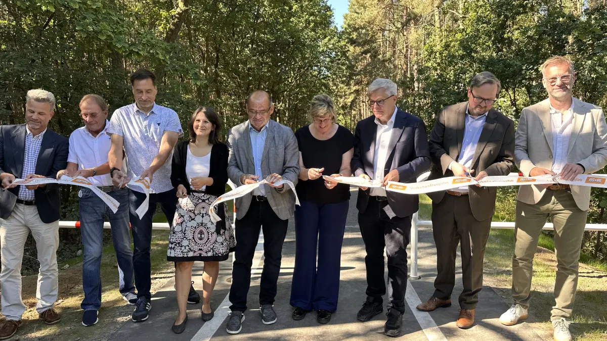 Freigabe für neuen Radweg in Grünheide: Volker-Gerd Westphal (3.v.r) sowie Vize-Landrat Sascha Gehm (2.v.r,) beim Banddurchschnitt.