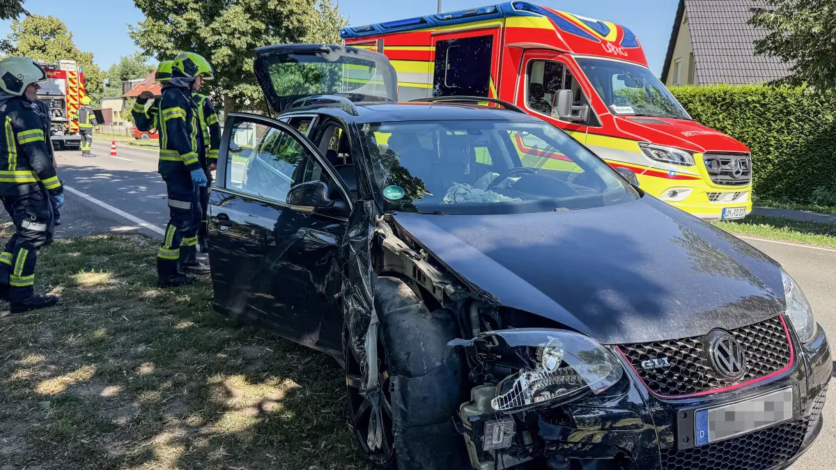 Bei dem Zusammenstoß mit dem Traktor wurde der VW Golf vorn rechts stark beschädigt.