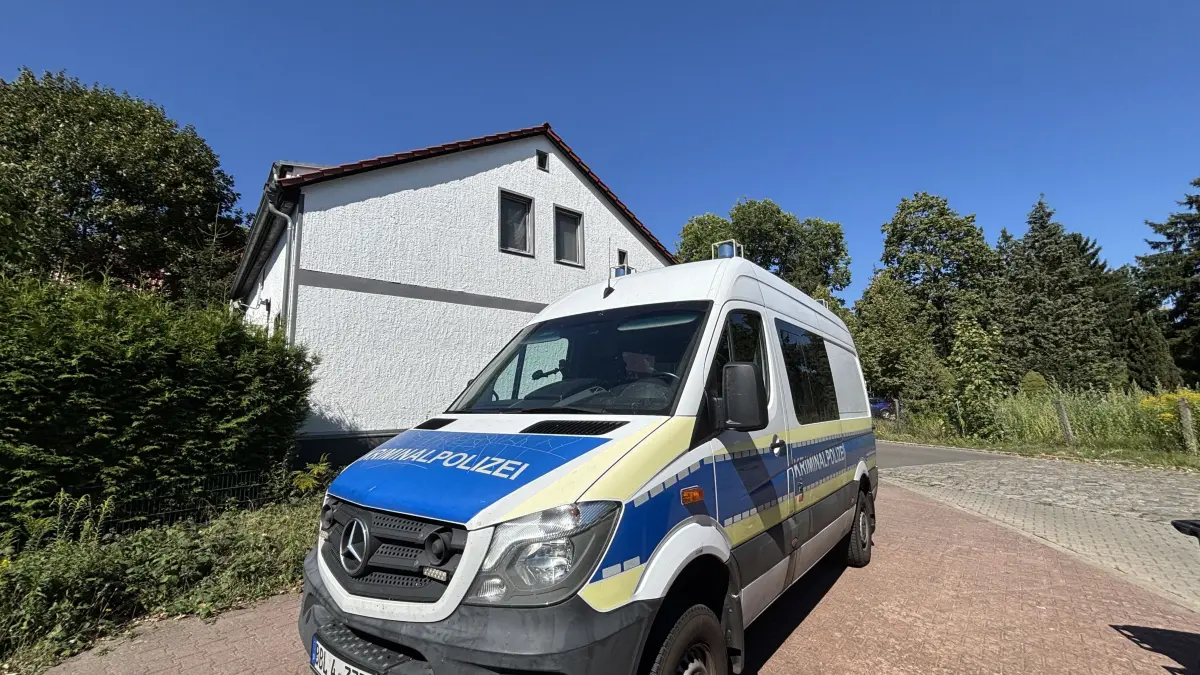 Kripo vor Ort: Einen Tag nach dem Fund einer Frauenleiche in Bergfelde war die Kriminalpolizei erneut vor Ort, um nach Spuren zu suchen. Die Einwohner reagieren geschockt auf die Tat.