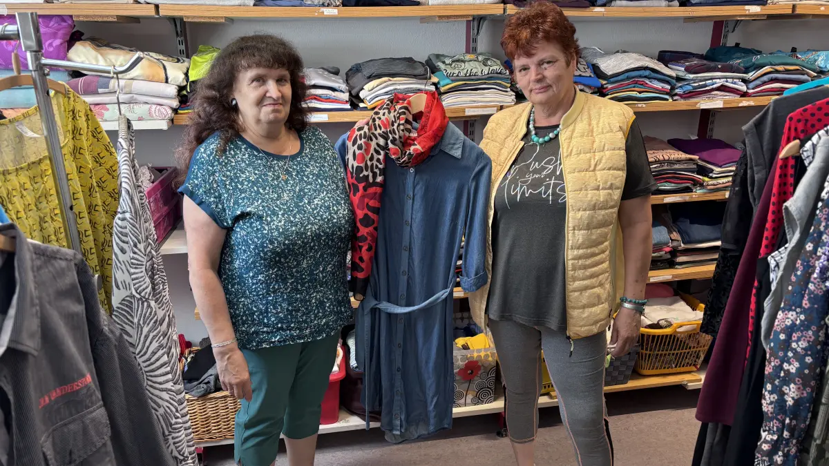 DRK-Kleiderkammer: Ute Thürling-Szöke (l.) und Carola Pyttlik, Mitarbeiterinnen der DRK-Kleiderkammer in Bad Freienwalde, beraten gerne die Kundschaft.