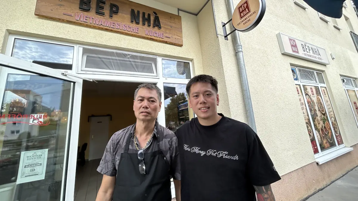 Mit seinem Vater Manh Ha Quan (l.) kocht Duy Hieu Quan in seinem neuen vietnamesischen Restaurant "Bep Nha" in Neuruppin in der Artur-Becker-Straße 56. Vater und Sohn haben sich damit einen Traum erfüllt.