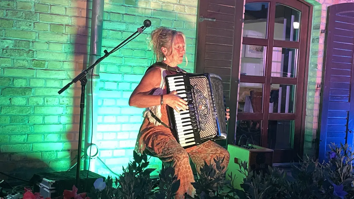 Meisterin am Akkordeon: Cathrin Pfeifer spielte zur 25. Seelower Kultursommernacht auf.
