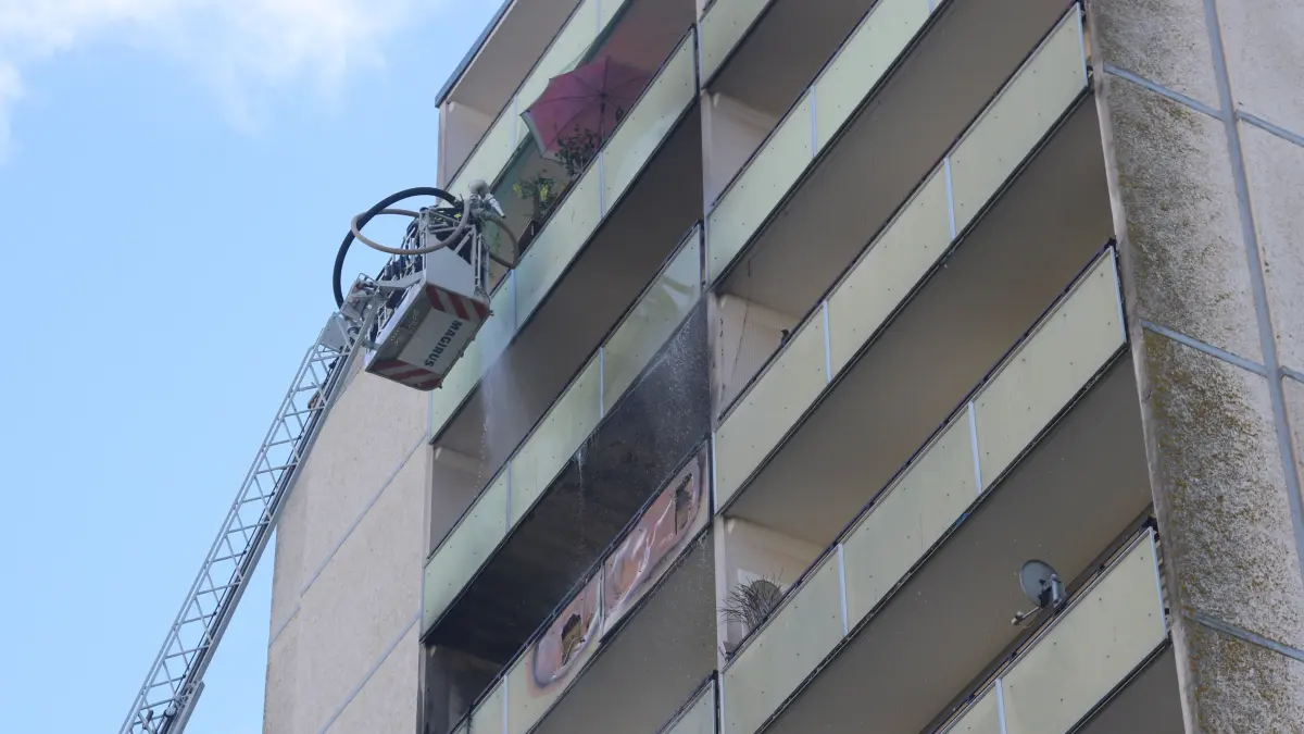 Löscharbeiten mit der Drehleiter im Aurorahügel in Frankfurt (Oder)