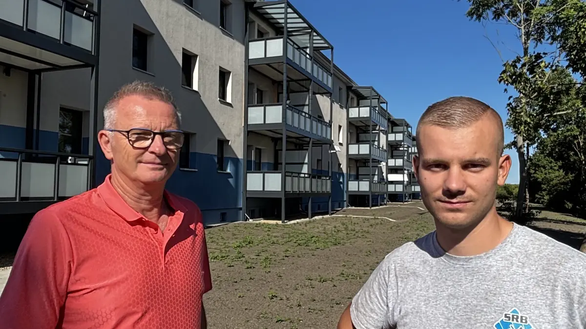 Bauherr Jörg Buchwald und Patric Sabrowski, der den Hausmeisterdienst für das Wohnhaus übernommen hat, am umgebauten und sanierten Bahnhofsblock in Beeskow. Die Fläche hinter dem Haus wird noch grün, der Rasen ist schon eingesäet.
