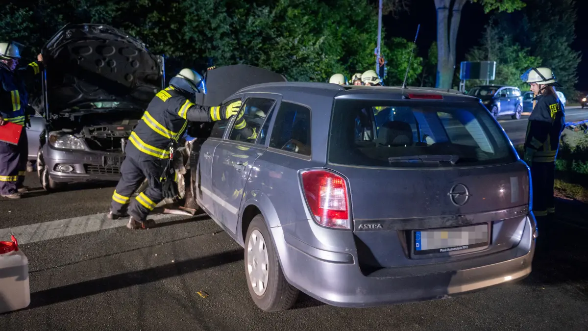 Die Einsatzkräfte räumten die Unfallstelle.