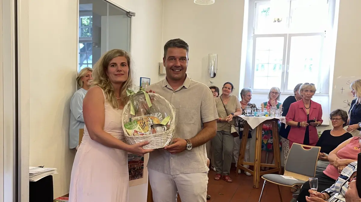 Herzlich verabschiedet. Bürgermeister Robert Nitz dankt der scheidenden Pfarrerin Josefine Soltau für ihr Engagement. Neun Jahre lang war sie in Seelower im Amt. Künftig arbeitet sie als Lehrerin in Rüdersdorf.