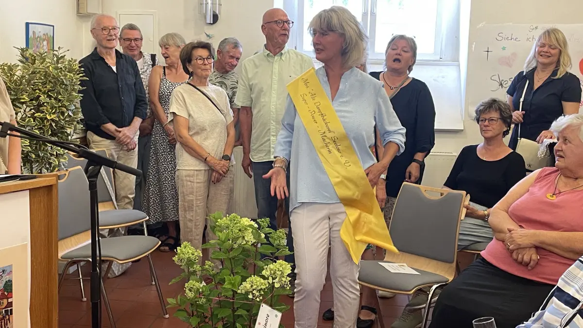 Miss-Wahl: Der Vorstand des Alte-Dampfbäckerei-Vereins kürte Petra Stadler wegen ihres unermüdlichen Elans, ihres gewinnenden Charmes und nie versiegender Energie bei den Vorbereitungen der zahlreichen Veranstaltungen zur „Miss Alte Dampfbäckerei“.