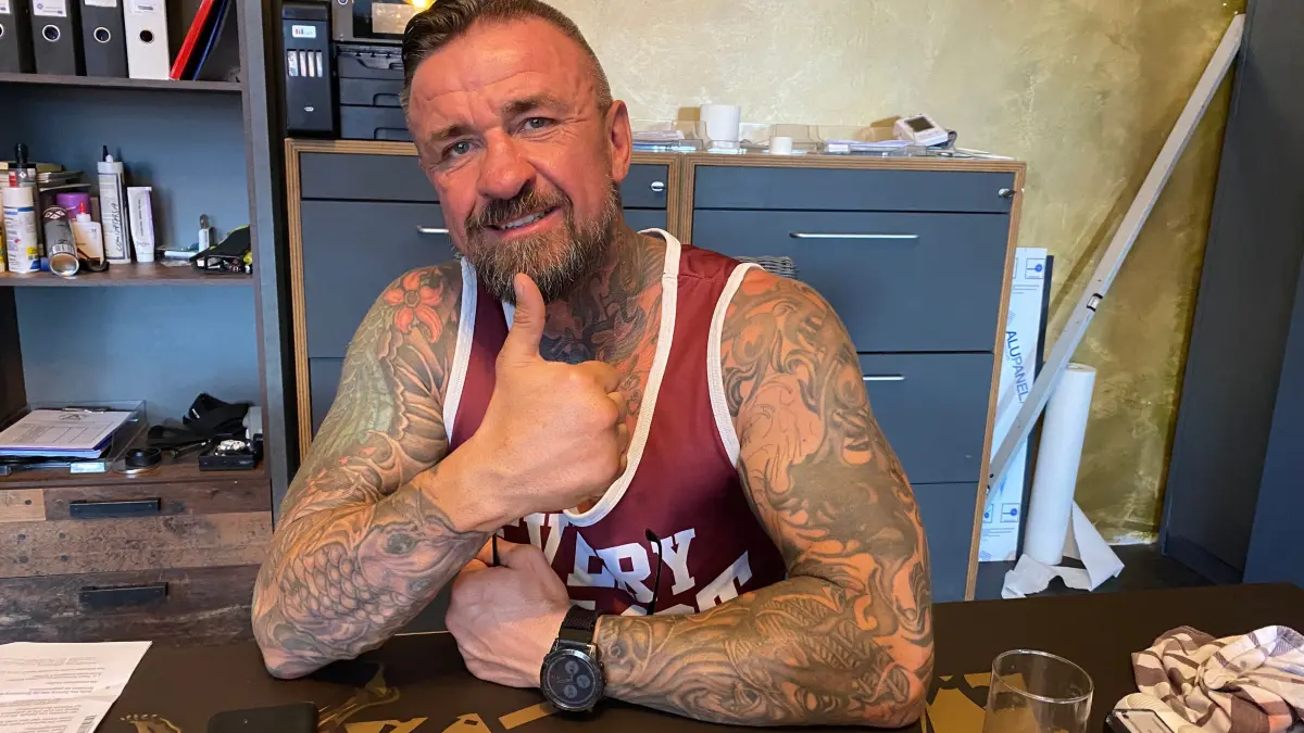 Boxer und Tattoo-Fan: Der 51-jährige ehemalige Profiboxer René Hübner organisiert die allererste Tattoo Convention in der Eisenhüttenstädter Inselhalle. Vor 19 Jahren hatte es durch dort die Profiboxnacht in seiner Heimatstadt gegeben.