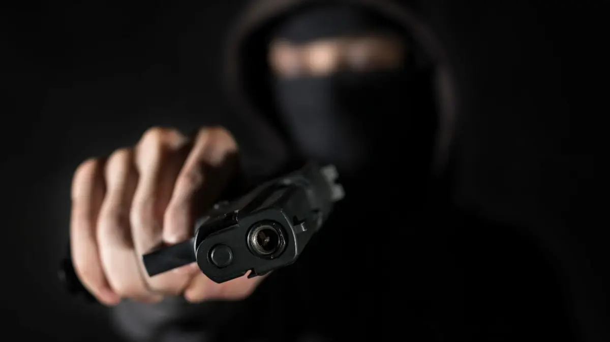 In Strausberg wählten Zeugen den Notruf, nachdem sie zwei Menschen mit einer Waffe gesehen haben. (Symbolbild)