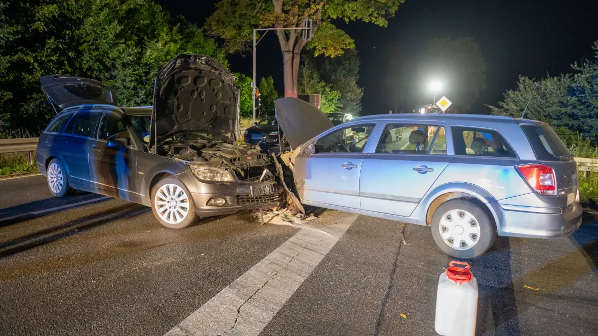 Unfall auf der Bundesstraße B1: Zwischen Hoppegarten und Lichtenow stießen zwei Autos zusammen. Die B1 war gesperrt.