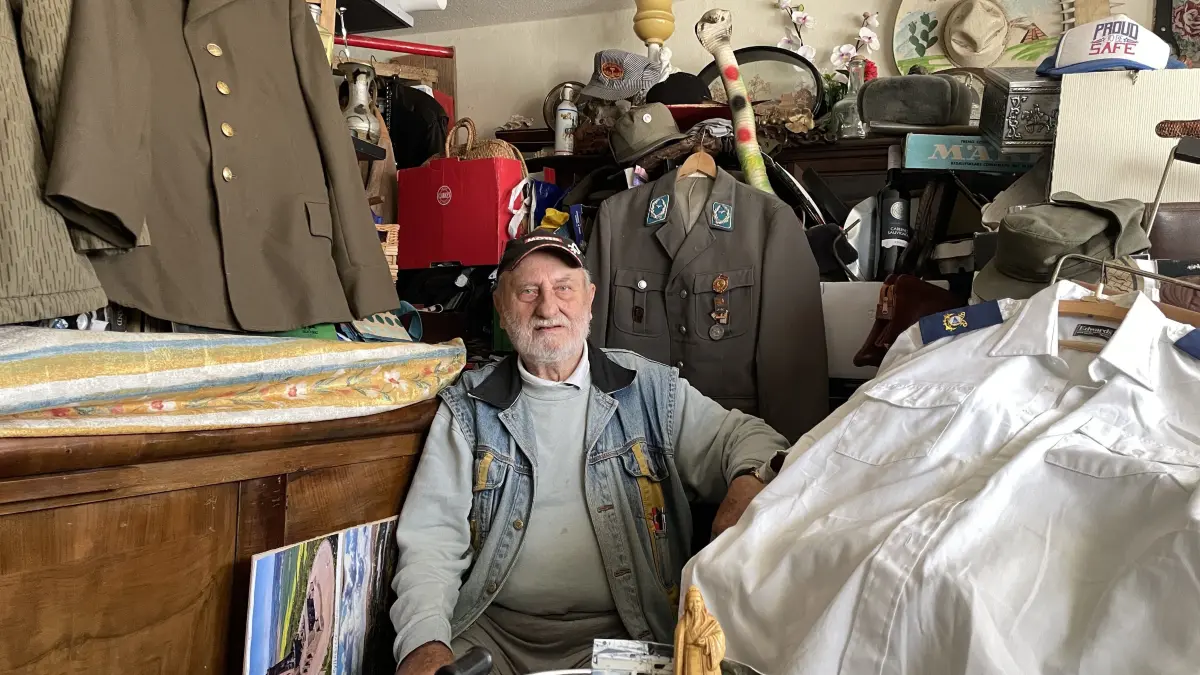 Sammler gesucht: Bei Gerhard Thieme (91) in Seelow befindet sich ein großer Fundus vor allem an NVA-Unifirmen von dem er sich nun trennen muss. Denn der gebürtige Seelower verlässt seine Stadt und zieht nach Köln. U