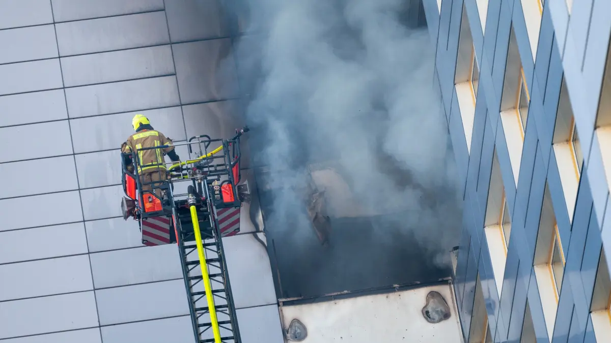 Wohnungsbrand nahe dem Berliner Ostbahnhof: 14.08.2026, Berlin: Feuerwehrleute löschen einen Brand in einem Hochhaus in Friedrichshain. Foto: Christophe Gateau/dpa +++ dpa-Bildfunk +++