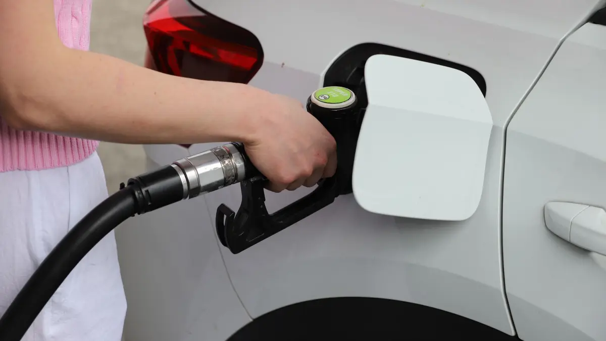 An der Tankstelle: ARCHIV - 08.07.2026, Nordrhein-Westfalen, Köln: ILLUSTRATION: Eine Frau tankt Super in ihr Fahrzeug. (zu dpa: «Kontrolle der Tank-Regel: Brandenburg noch in Vorbereitung») Foto: Sascha Thelen/dpa +++ dpa-Bildfunk +++