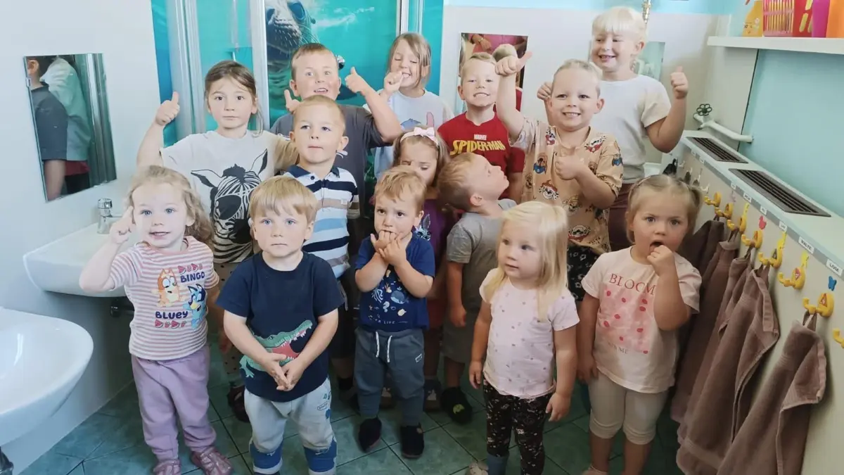 Große Freude bei den Kindern der Kita „Freche Früchtchen“ in Libbenichen über den frisch sanierten Sanitärbereich. Gemeinde und Amtsverwaltung nutzten die Arbeiten nach dem Wasserschaden, um auch die sanitären Einrichtungen zu erneuern.