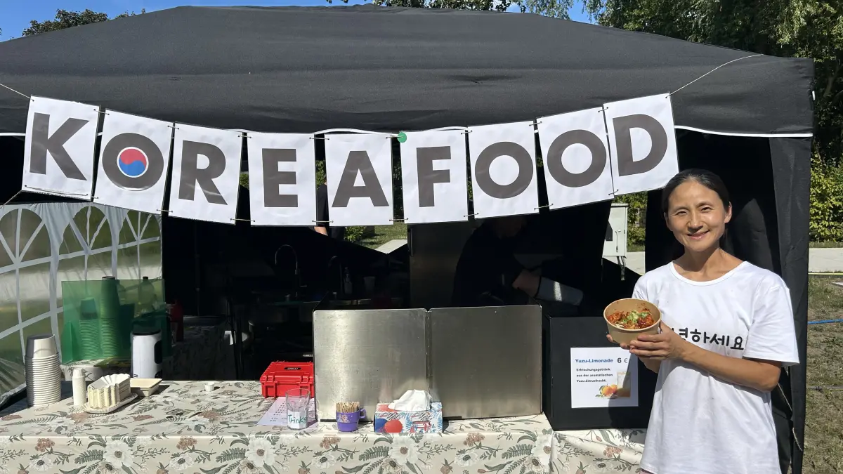 Hayan Kim verkauft koreanisches Streetfood auf dem Festival. Was wird noch angeboten?